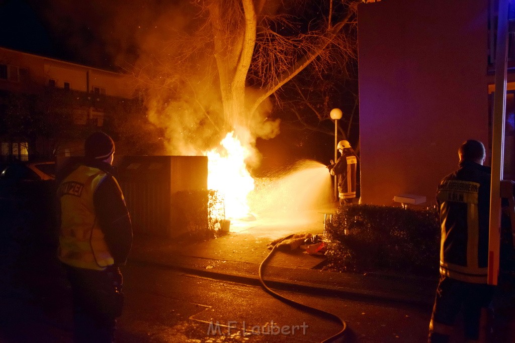 Mehrere Muell Sperrmuellbraende Köln Vingst Ansbacherstr P16.JPG - Miklos Laubert